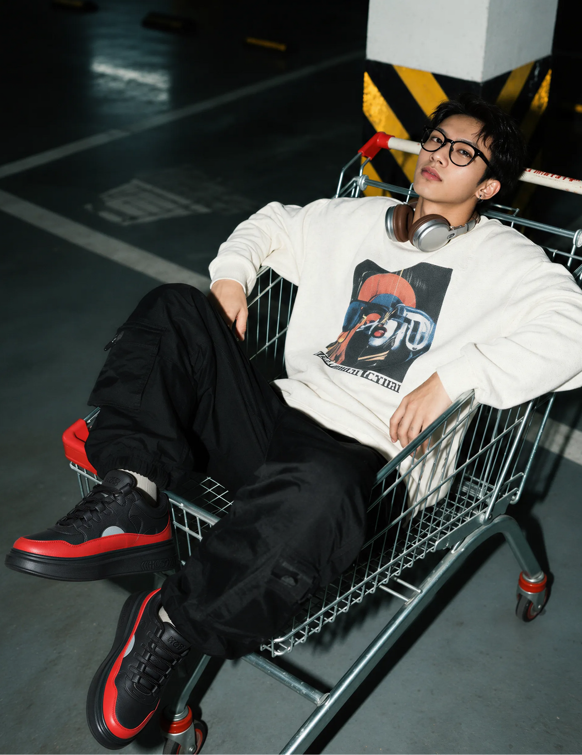 Outfit with HOS CLOUD STEP sneakers in Black, Red