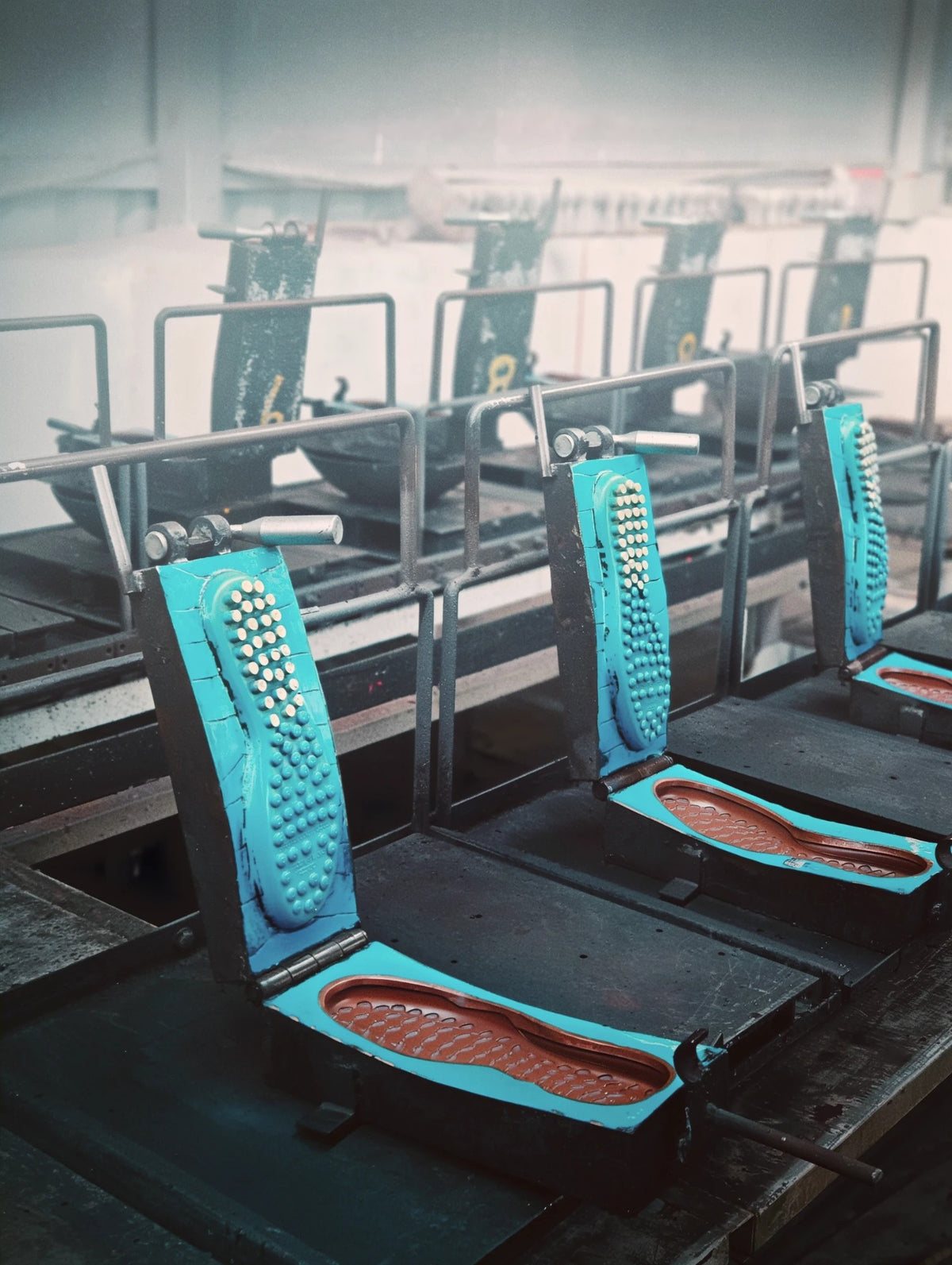 Open footbed moulds on the moulding line