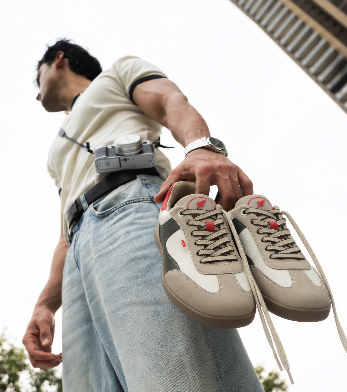 Outfit with HOS ARLO sneakers in Beige, White, Olive, Red